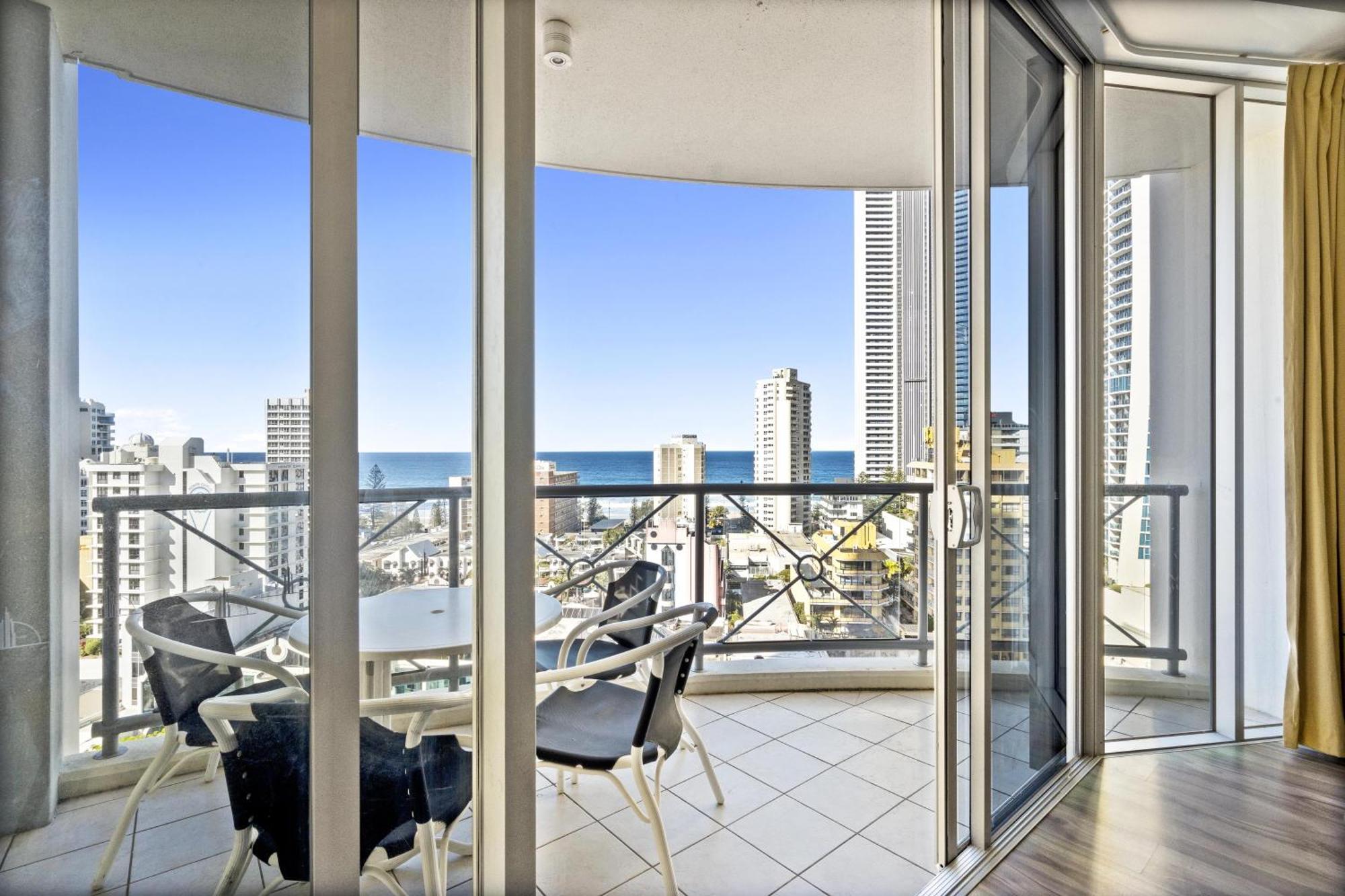 Chevron Renaissance - 3 Bedroom - Q Apartment *