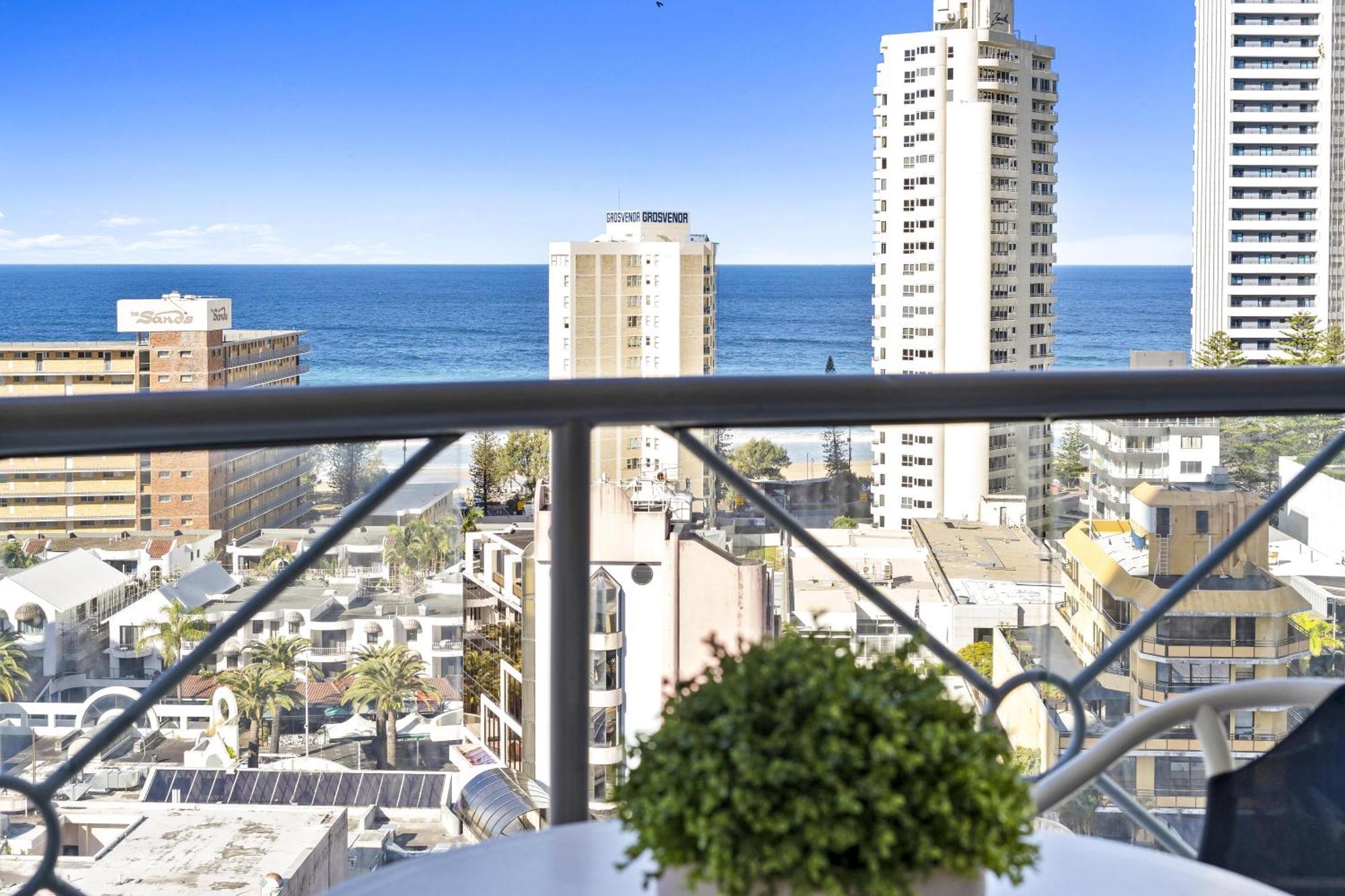 Chevron Renaissance - 3 Bedroom - Q Apartment
